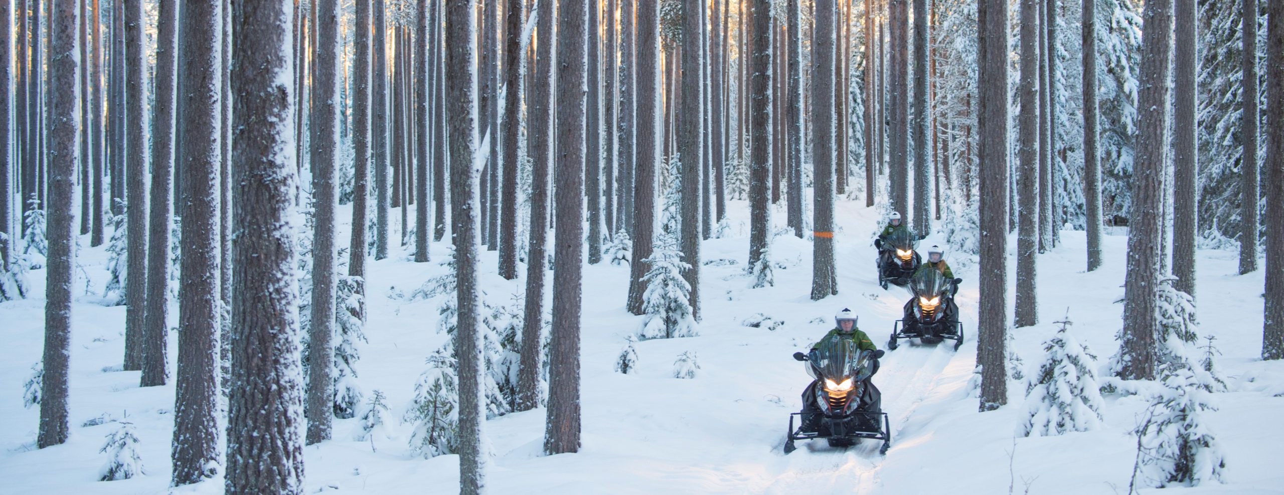 Scheuren door de sneeuw op een sneeuwscooter - Granö Beckasin