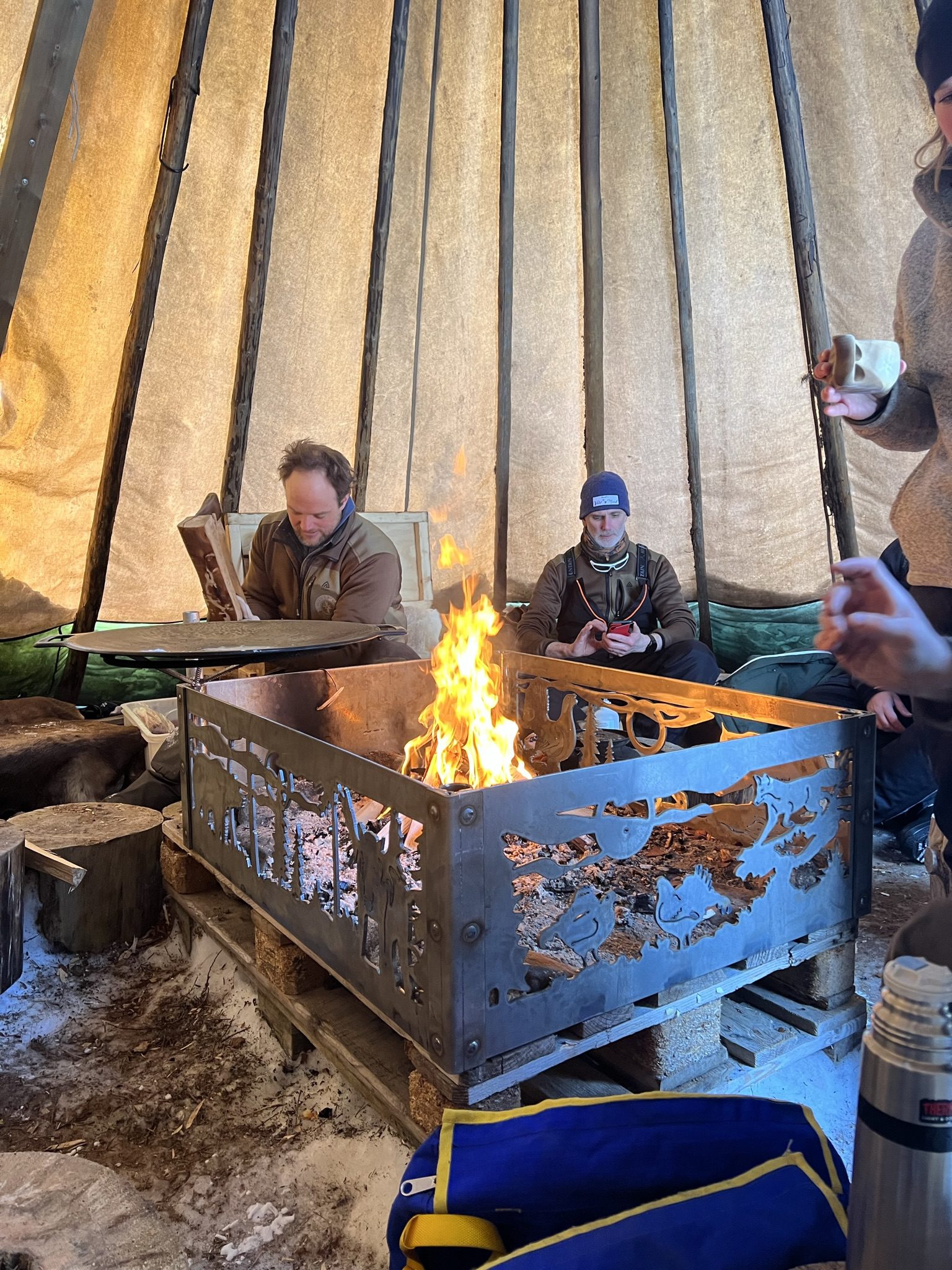 Lunch in Zweedse lavvu