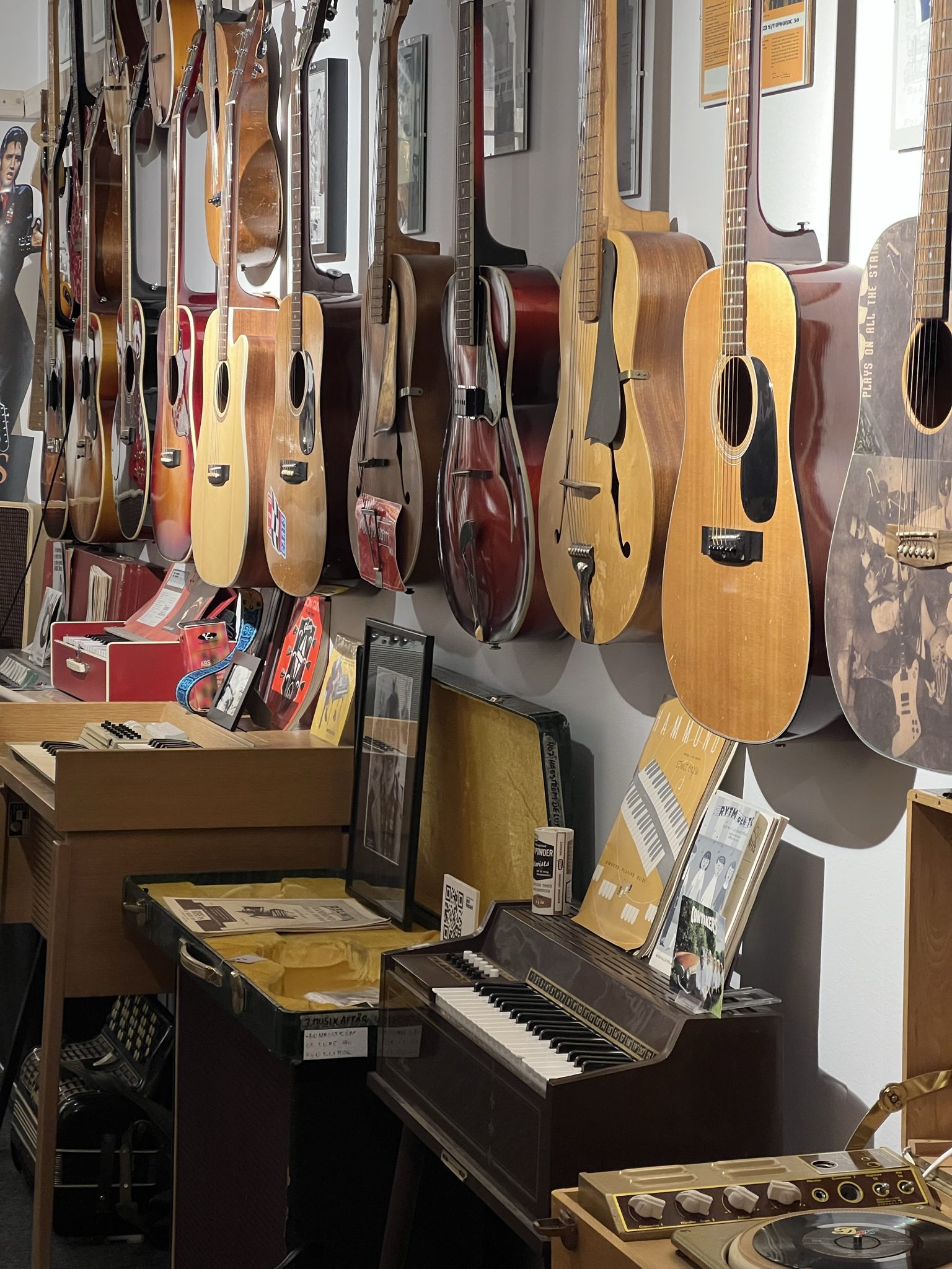 Gitaren in een muziekwinkel - Zweden