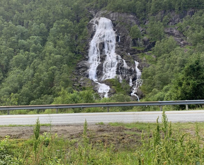 Noorwegen Waterval langs de weg