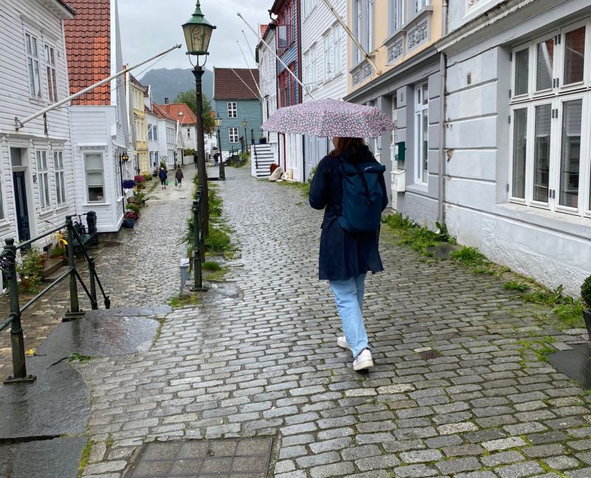 Noorwegen bergen lopen door de straatjes