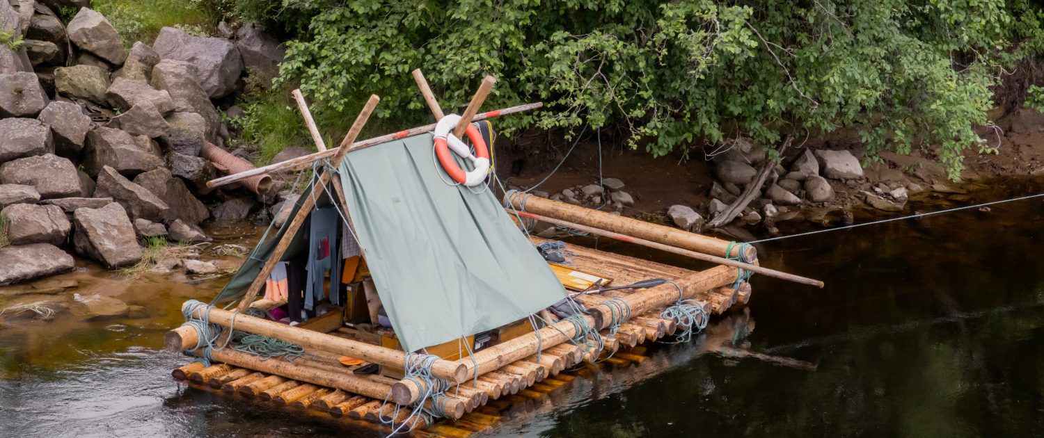 Houten raft op de rivier