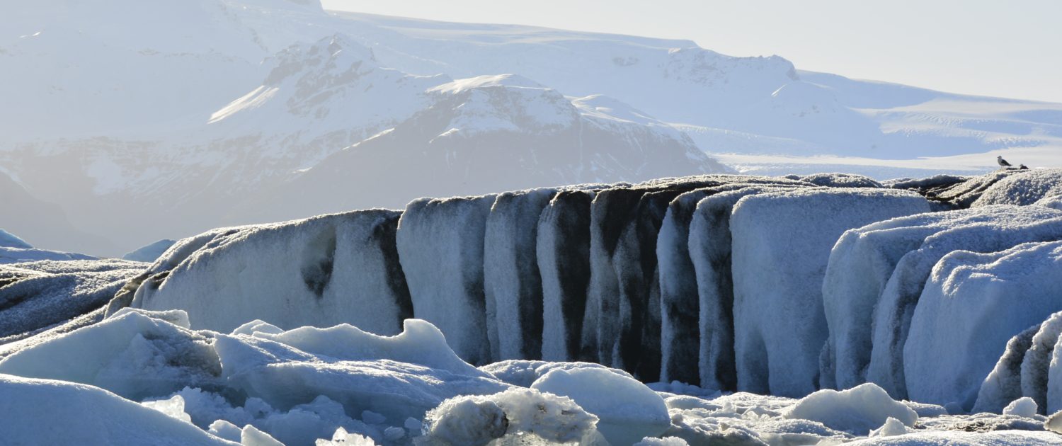 Wit ijs gemengd met zwart lava zand bij Jökulsárlón