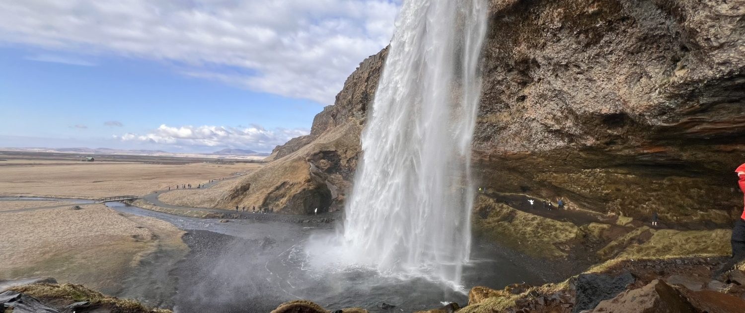 Seljalandsfoss in april