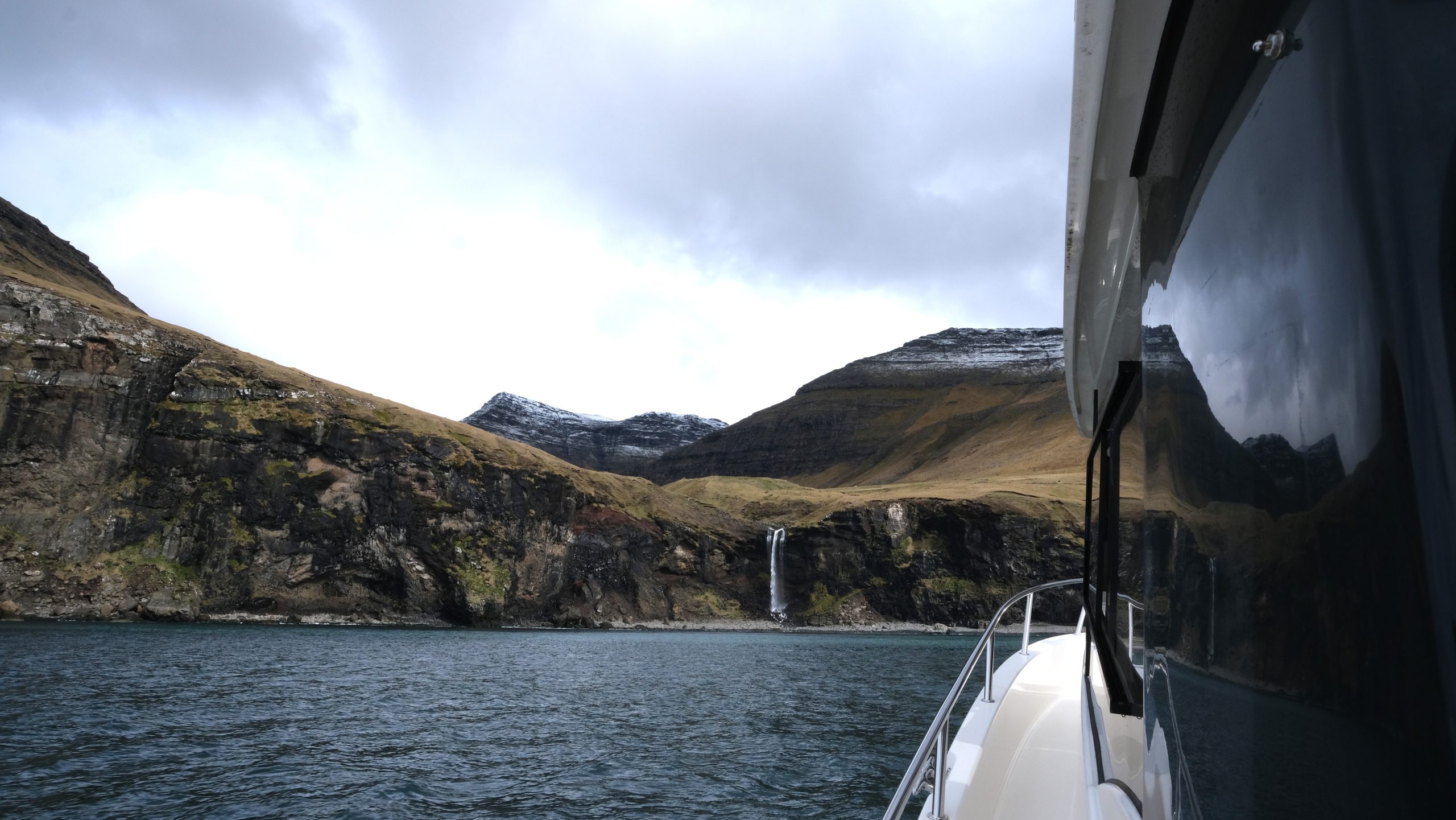 Boottocht Múlafossur, Drangarnir en Tindhólmur